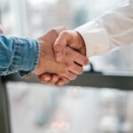 Zwei Geschäftsmänner schütteln sich die Hand